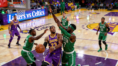 NBA季后赛湖人队对阵凯尔特人队的直播画面，篮球场内球员激烈对抗